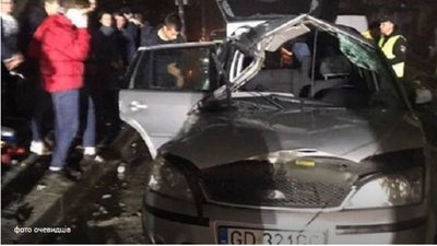 У Самборі молодик на «польських бляхах» заїхав на тротуар, постраждав неповнолітній