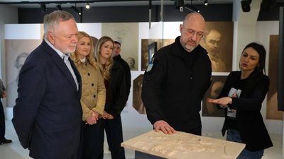 Шмигаль відвідав виставку мистецьких робіт Тараса Шевченка
