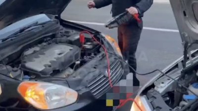 У Львові патрульні допомогли жінці підзарядити акумулятор (ВІДЕО)