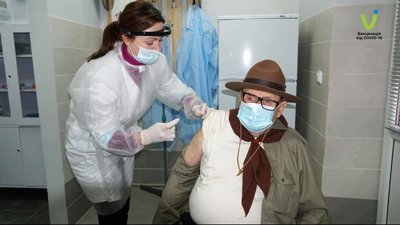 На Закарпатті вакцинували 91-річного ветерана скаутського руху Тиберія Фелдеші (ФОТО)