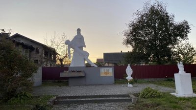 На Львівщині біля радянського солдата поставили Матінку Божу (ФОТО)