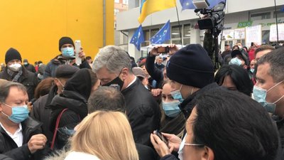 Петро Порошенко прибув під будівлю Галицького районного суду у Львові на підтримку Софії Федини (ВІДЕО)