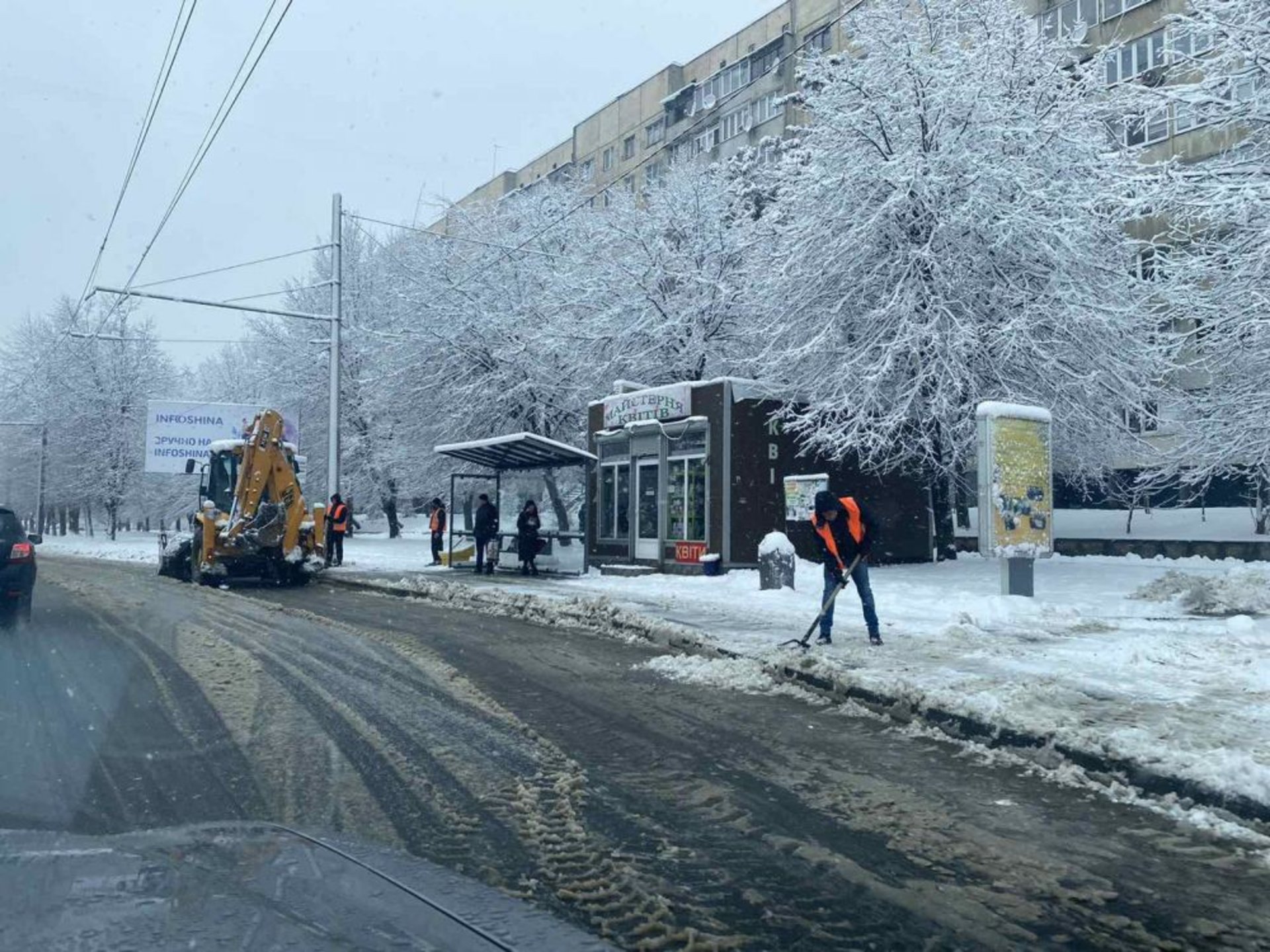 Львів від снігу прибирає понад 2,5 тисячі комунальників, фото ЛМР