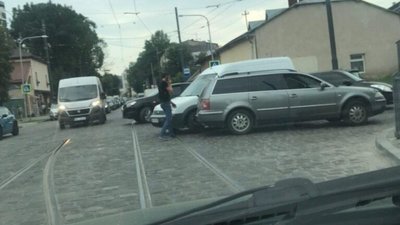 У Львові на Замарстинівській не розминулись автомобілі (ФОТО)