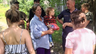 На Львівщині поліцейські спільно з волонтерами розшукали зниклу дворічну дівчинку (ФОТО)