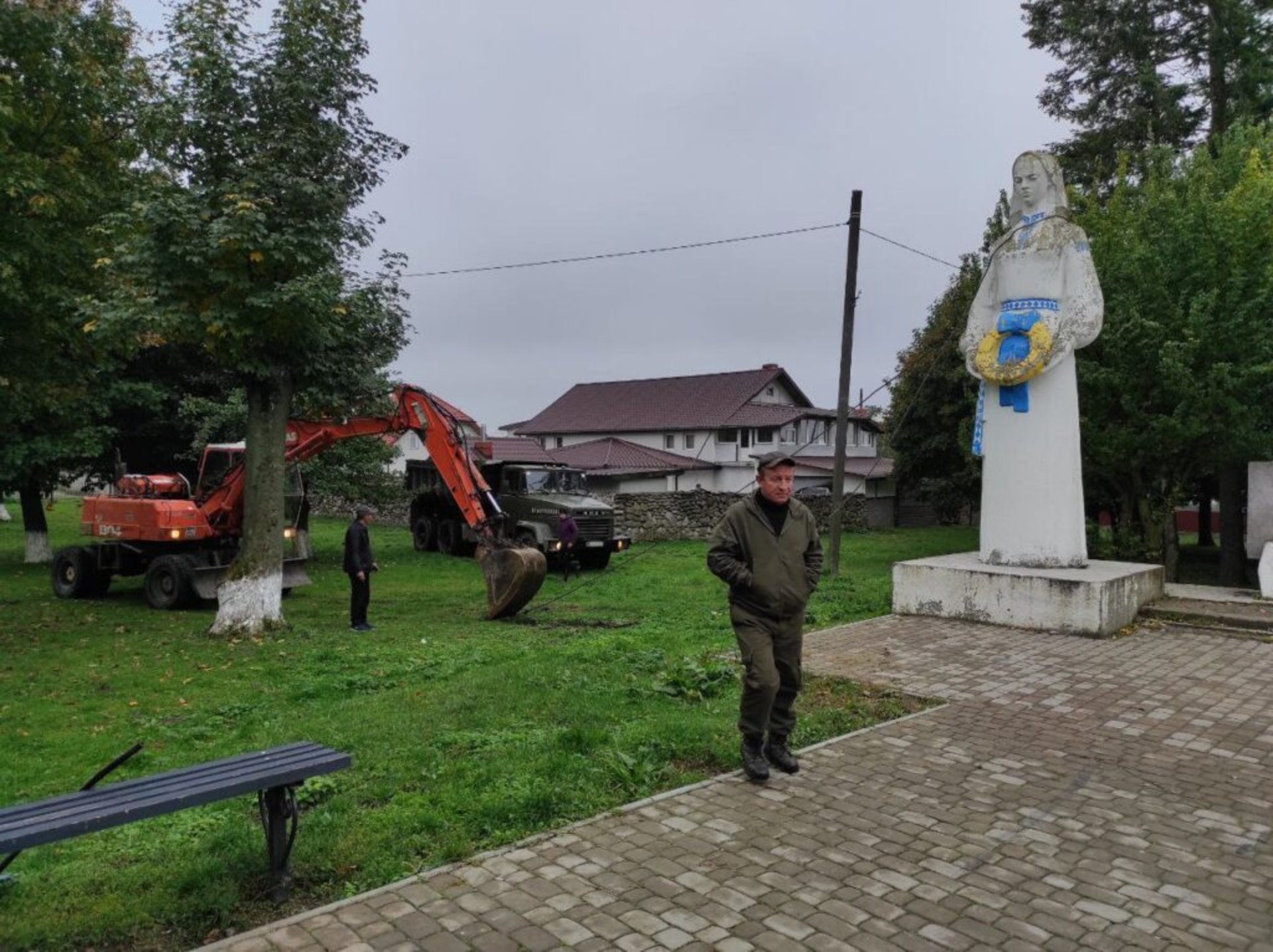 На Львівщині демонтували пам’ятник червоній армії, фото Львів.медіа