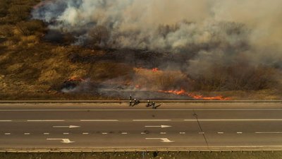 На трасі "Київ-Чоп" зупиняли рух через підпал трави (ФОТОРЕПОРТАЖ)
