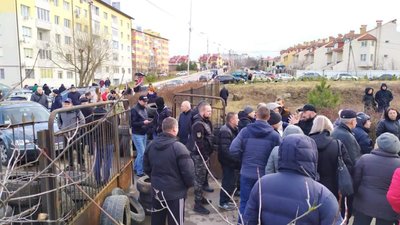 Біля госпіталю у Винниках  проходить протестна акція (ВІДЕО)