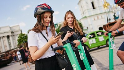 У Львові на вулиці знову виїхали електросамокати