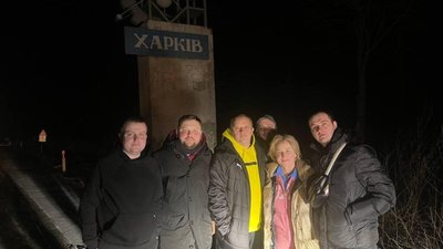 Депутати Львівської міськради передали смаколики та необхідні для ЗСУ засоби (ФОТО)