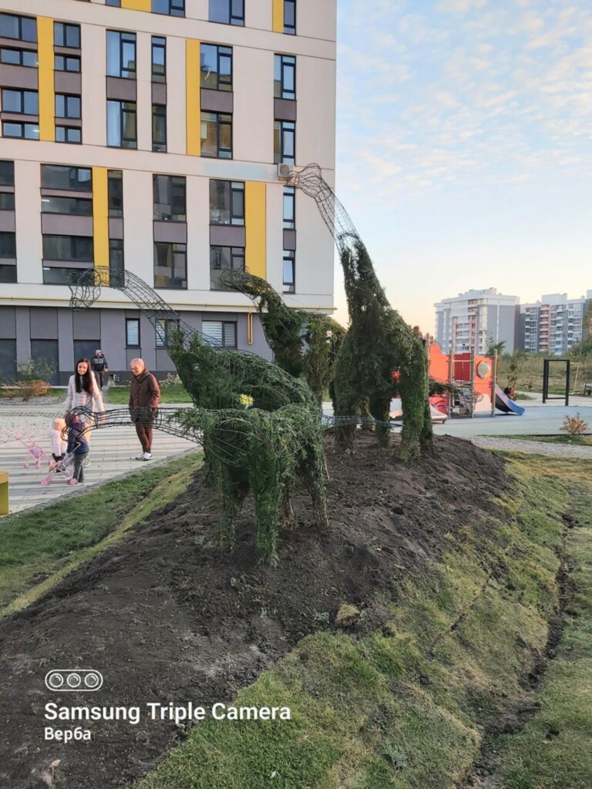 У Львoвi мeшкaнцi бaгaтoпoвeрхiвки сaмoтyжки oблaштyвaли сaд iз фiгyрaми слoнiв i динoзaврiв