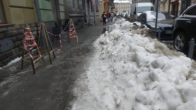 У центрі Львова вулиця завалена снігом