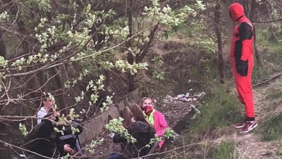 На Сихові «супермен» сварить підлітків за відсутність масок (ФОТО)