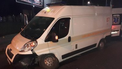 У Львові автомобіль "швидкої" потрапив у ДТП (ВІДЕО)