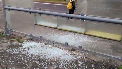У Львові потрощили секцію зупинки громадського транспорту (ФОТО)
