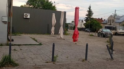 У Львові на зупинці маршруток немає урни для сміття