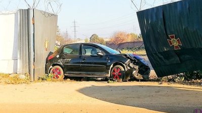 У Винниках іномарка на великій швидкості знесла ворота спецпризначенців Нацгвардії (ФОТО)
