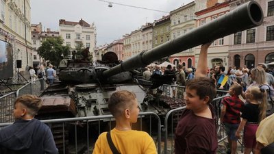Знищені російські танки стоятимуть на площі Ринок до кінця тижня