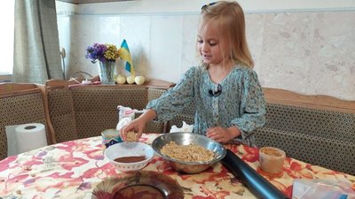 На Львівщині п’ятирічна дівчинка пече та продає кекси, аби підтримати ЗСУ