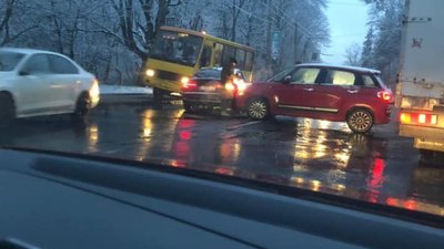 У Львові на вулиці Зеленій не розминулись автомобілі (ФОТО)