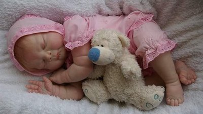 Колишній танкіст створює ляльки, які легко переплутати з живими дітьми (ВІДЕО)