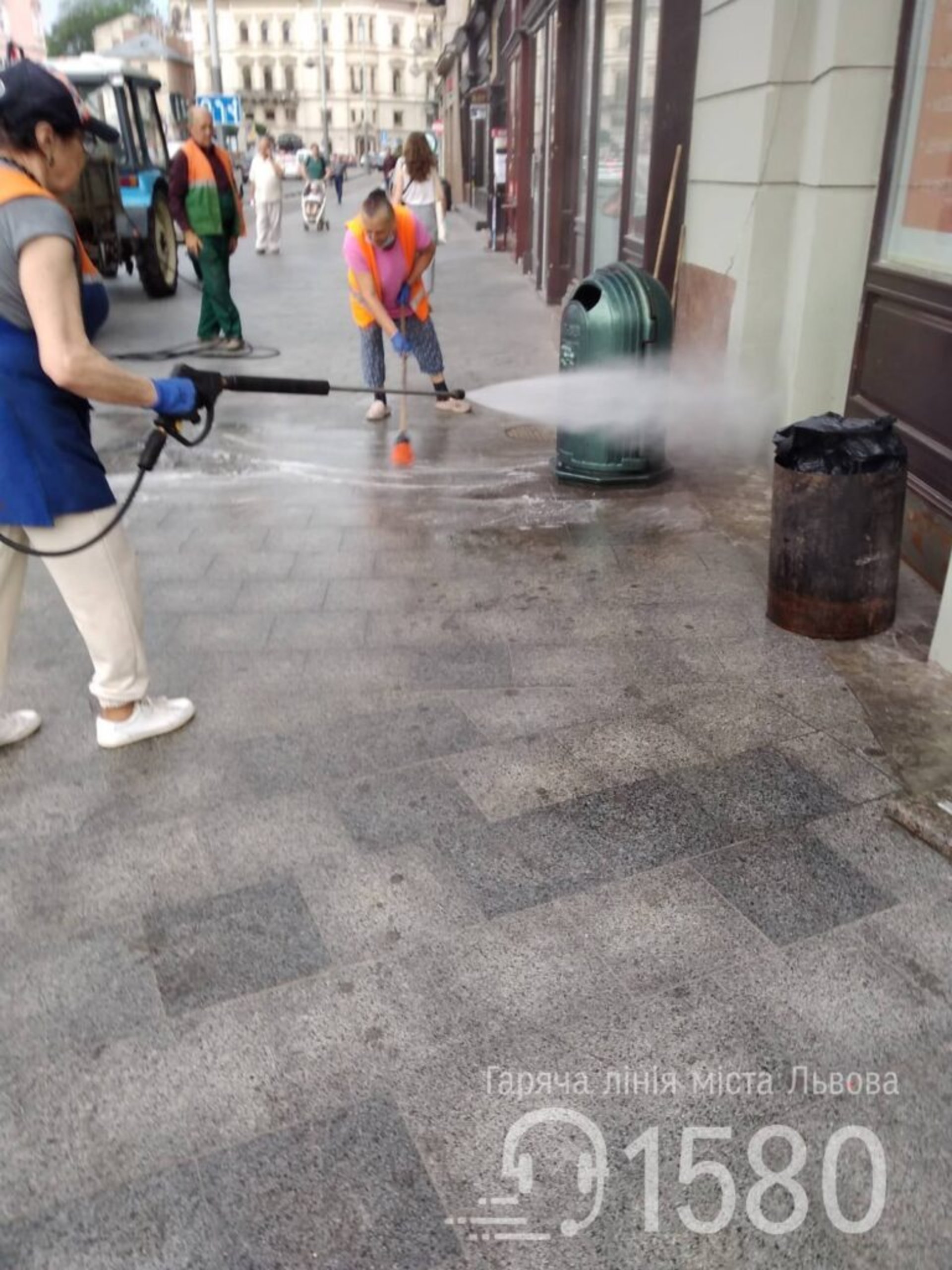 У Львові перед дощем комунальники помили вулиці міста