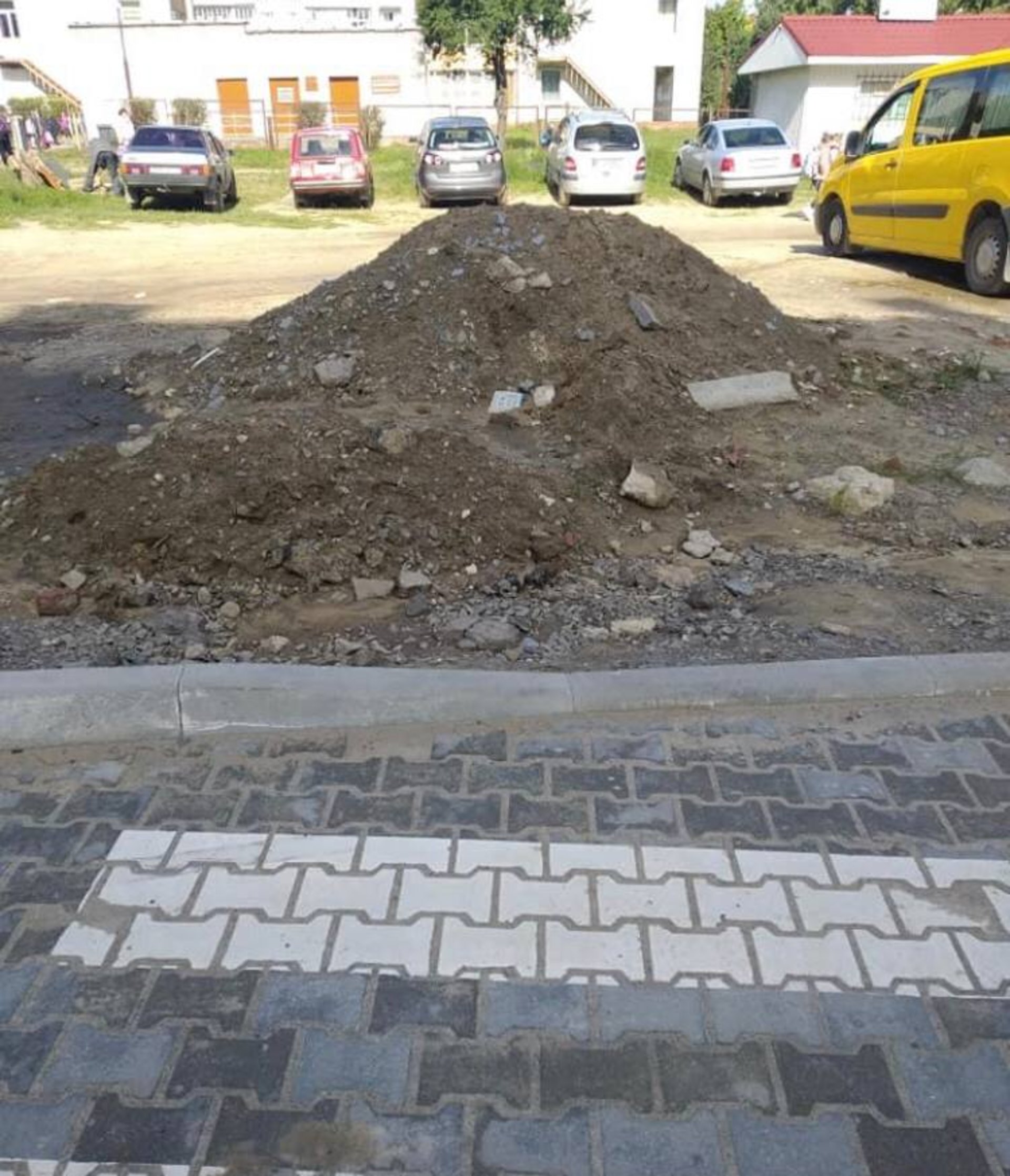 У Новояворівську не ремонтують тротуари, фото Типовий Новояворівськ