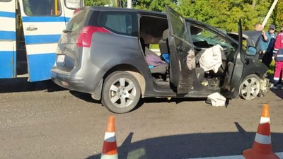 На Львівщині маршрутка не розминулись із автомобілем (ФОТО)