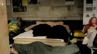 У Києві у метро принесли двоспальне ліжко (ФОТО)