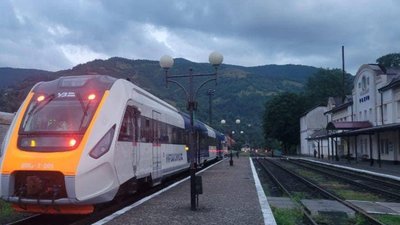 Укрзалізниця продовжує курсування «гірських шатлів» зі Львова до Яремче