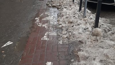 У Львові комунальники досі не розчистили сніг у центрі міста (ФОТО)