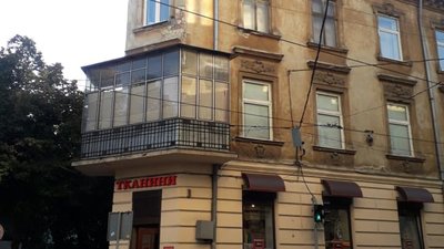 Львів'яни вимагають демонтувати багаторічну "шпаківню" в історичному центрі міста (ФОТО)