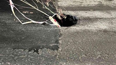 У Львові на дорозі утворилась яма (ФОТО)