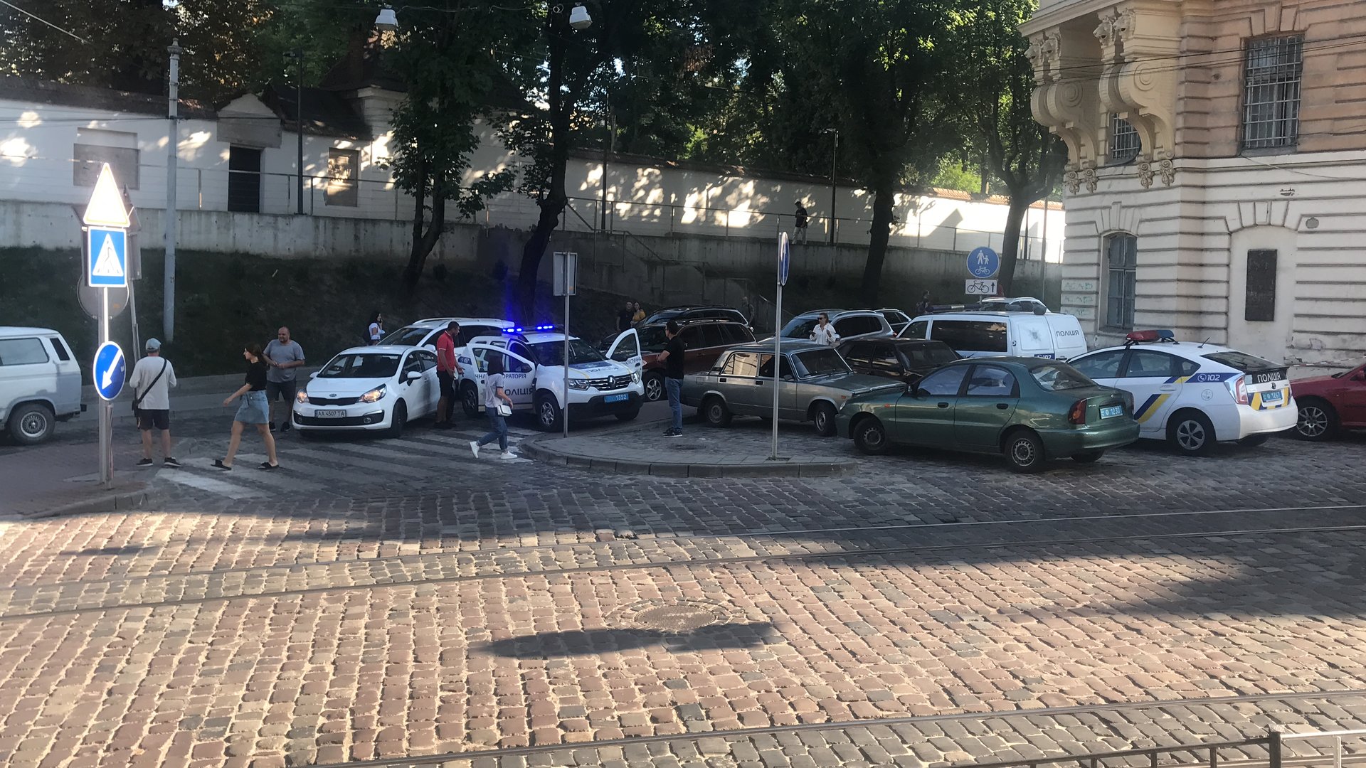 У Львові працівники поліції вчинили ДТП при виїзді з парковки, фото Четверта студія