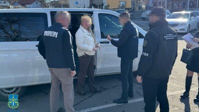 На Львівщині двоє митників зловживали службовим становищем