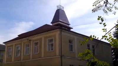 У будівлі бродівської мерії «золотий» дах (ФОТО)