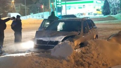 У Львові на перехресті не розминулись автомобілі і влетіли у сніг (ФОТО)
