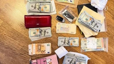 Обшуки у поліції: вилучені пачки доларів (ФОТО)