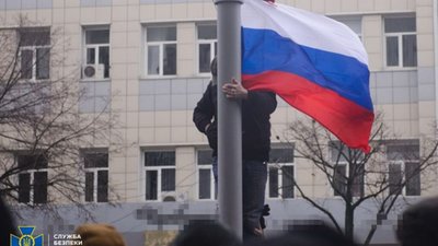 СБУ затримала прихильника «новоросії», який у 2014 році піднімав російський прапор над Харківською мерією