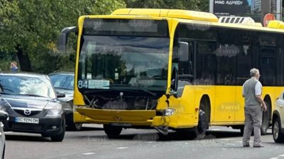 У Львові автобус не розминувся із автомобілями