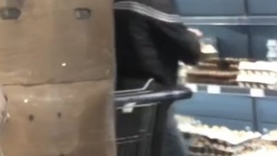 У Львові чоловік у супермаркеті трусив яйцями (ВІДЕО)