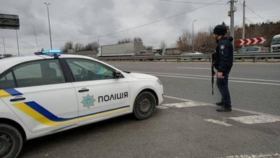 У Львові чоловік справив потребу на автомобіль поліції (ВІДЕО)
