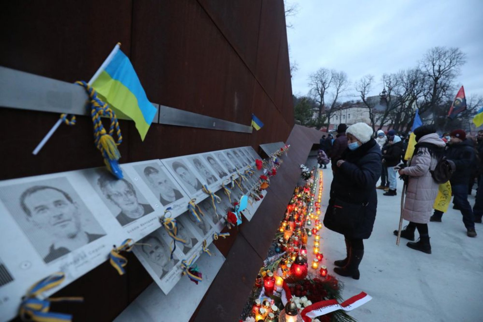 У Львові в пам'ять про Героїв Небесної Сотні в небо зринули десятки світлових променів, фото ЛМР