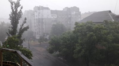 У Києві за півгодини випала тижнева норма опадів (ФОТО, ВІДЕО)