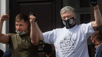 Держава не має права кидати своїх захисників на полі бою, — Порошенко виступив біля Печерського суду