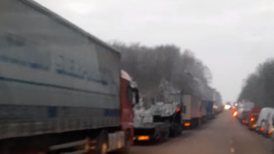 Перед пунктом пропуску «Шегині» утворилися великі автомобільні черги (ВІДЕО)