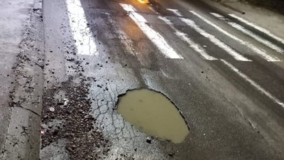 На Сихові утворилося провалля біля пішохідного переходу (ФОТО)