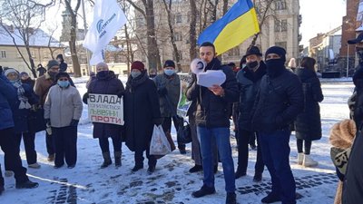 У Львові городяни вийшли на пікет біля ОДА проти підвищення тарифів (ФОТО, ВІДЕО)