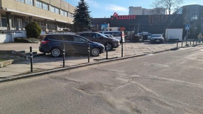 У Львові невідомі зрізали улюблені стовпчики Садового (ФОТО)