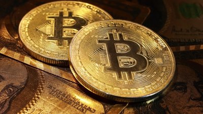 Біткоїн став шостою за капіталізацією валютою світу